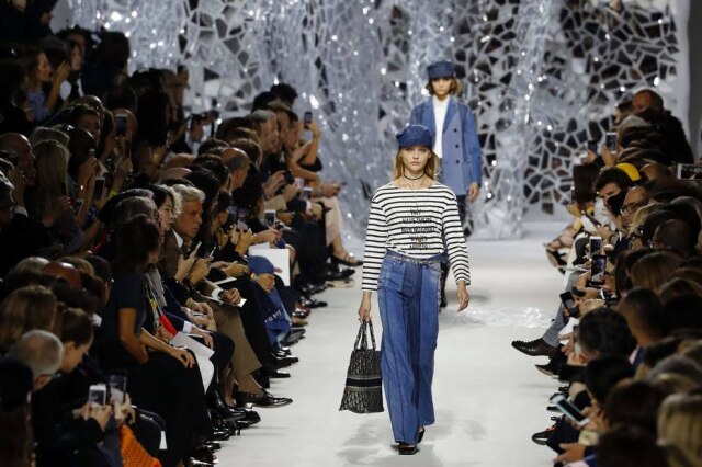 AFP PHOTO / FRANCOIS GUILLOT Camiseta com a frase 'why have there been no great woman artists?' (por que não existem ótimas artistas mulheres?) abriu o desfile