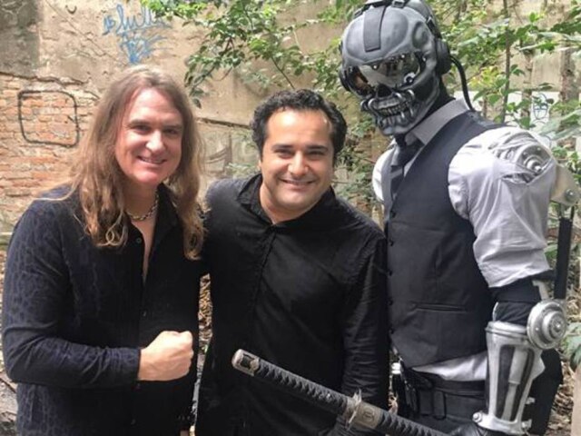 Divulgação Warley Santana entre músicos do Megadeth