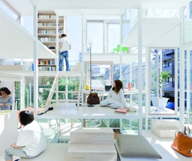 Iwan Baan Na House NA, projetada por Fujimoto em Tóquio, quem está fora enxerga o que está dentro, quem está dentro vê o lado de fora