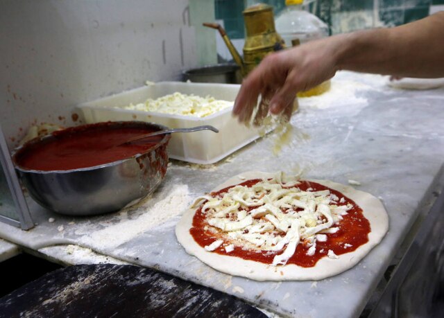 Ciro De Luca/Reuters Uma pizzaria em Milão pede avaliação dos clientes sobre as pizzas consumidas para então definir quanto eles vão pagar na conta