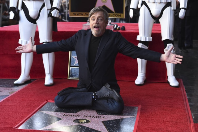 Jordan Strauss/AP Mark Hamill recebendo a estrela na Calçada da Fama.