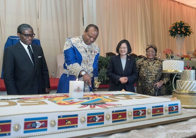 Cortesia de Oficina Presidencia Taiwán / EFE Rei Mswati durante a celebração do 50º aniversário de independência do país.