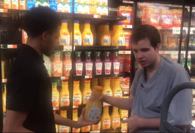 Facebook/delaney.edwards.98 Funcionário de supermercado deixou que homem com autismo o ajudasse a organizar geladeira por 30 minutos.