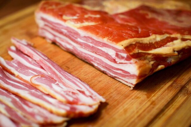 Tiago Queiroz|ESTADÃO Bacon de carneiro, feito pel'A Table Charcutaria para Paca Polaca