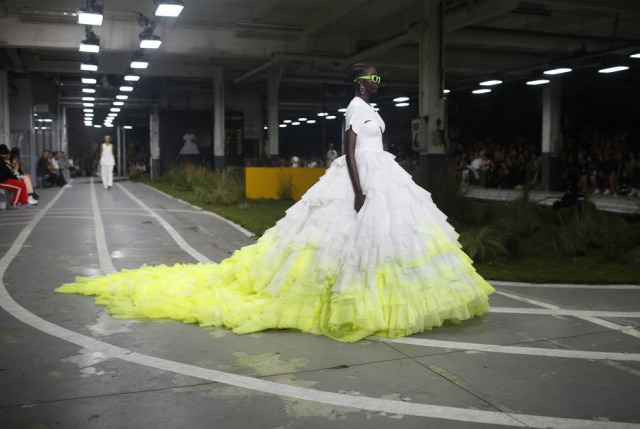 Thibault Camus/AP Photo A noiva da Off-White: streetwear de luxo numa passarela montada como pista de atletismo
