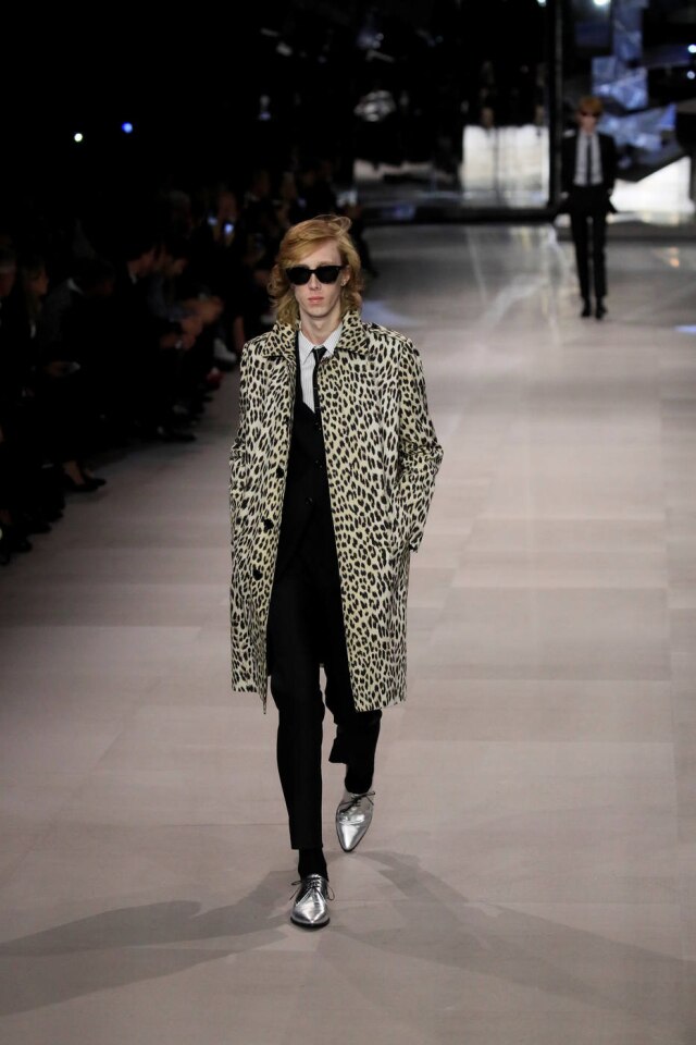 Gonzalo Fuentes/Reuters Um dos looks masculinos da apresentação, que rompeu com o estilo da antecessora de Slimane
