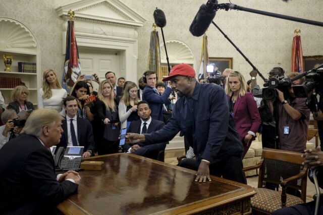 Gabriella Demczuk/The New York Times Kanye West mostra para Trump a foto de um avião durante encontro no Salão Oval da Casa Branca, em Washington