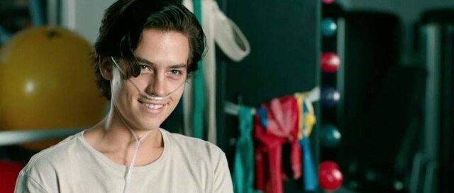 Divulgação/CBS O ator Cole Sprouse em 'A Cinco Passos de Você'.