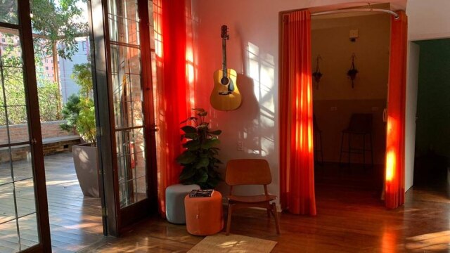 Spotify / Divulgação Cômodo da Casa de Música Escuta as Minas, em São Paulo.