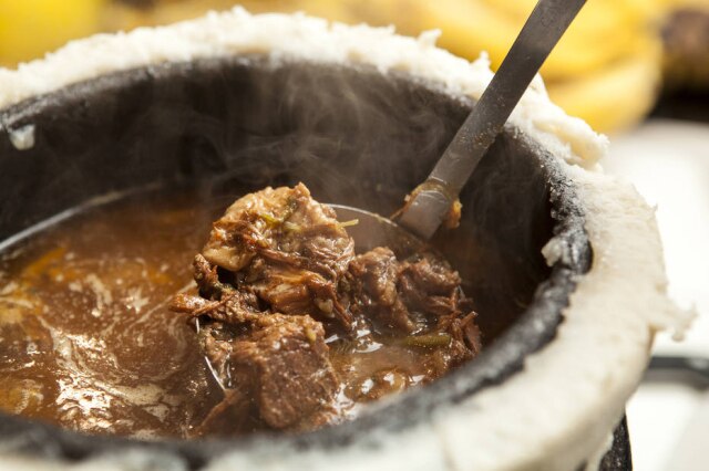 Codo Meletti/Estadão Barreado do Tordesilhas. Típico da cidade de Morretes, no Paraná, ele é feito em panela de barro vedada sobre uma chapa (nunca diretamente ao fogo) e a carne cozinha por aproximadamente 14 horas.