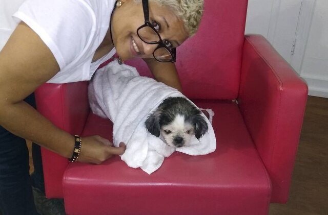 Altagracia Baldera via AP Altagracia Baldera ao lado de seu cachorro, Virgo, após o animal ser encontrado depois de um ano perdido.