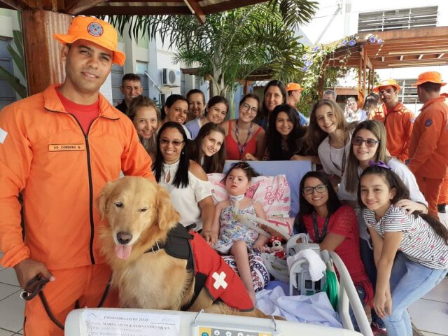 Shirlene Fernandes / Acervo Pessoal Pais, equipe da Liga de Cuidados Paliativos da UFTM, pais e funcionários do hospital se reuniram para ver o encontro de Nicole com o cachorro.