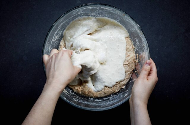 Jonny Miller/NYT Preparação da massa para pão de fermentação natural.