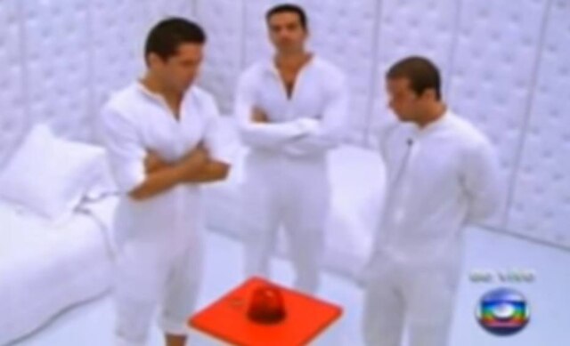 Reprodução de 'Big Brother Brasil' (2009) / TV Globo Newton, Ralf e Leo no Quarto Branco do 'BBB 9'.