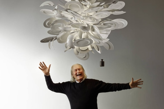 INGO MAURER O designer de iluminação Ingo Maurer e o lustre Porca Miseria!