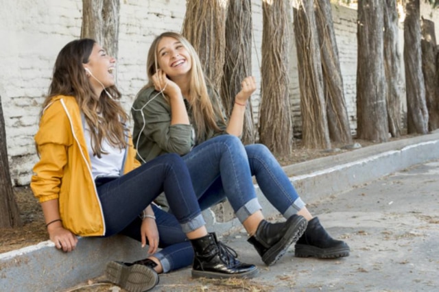 Freepik Os fones de ouvido podem carregar bactérias e fungos na sua superfície, por isso não é recomendável que eles sejam compartilhados