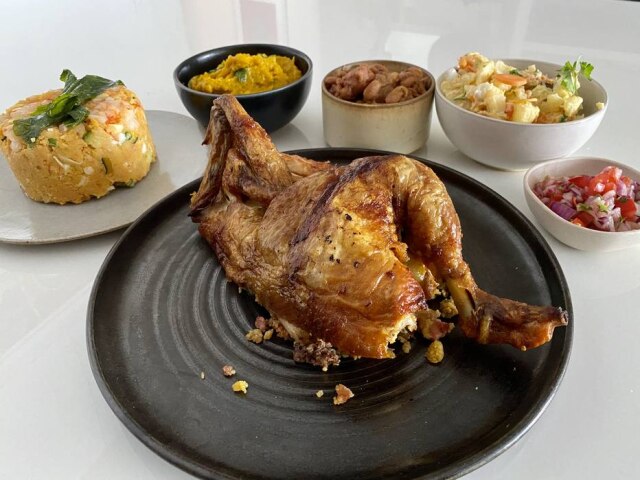 Patrícia Ferraz; Cerâmica: Atelier Muriqui Caipira. Meio frango assado e seus acompanhamentos do novo Lobozó
