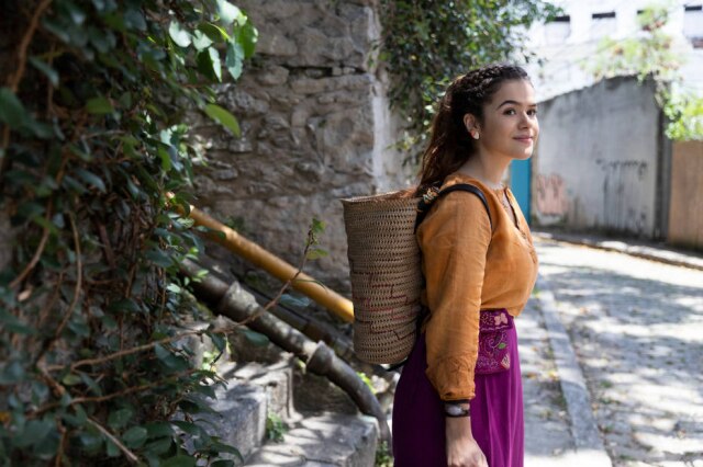 Suzanna Tierie/Netflix Maisa Silva no papel de Vicenza, personagem do filme 'Pai em Dobro', da Netflix.