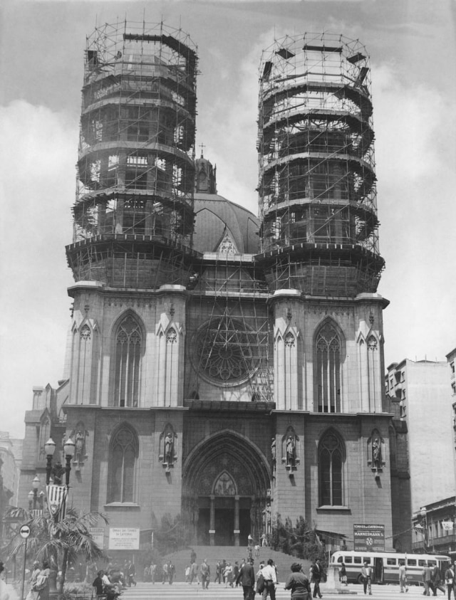 Acervo Estadão Torres da Catedral da Sé em construção na décade de 1950.