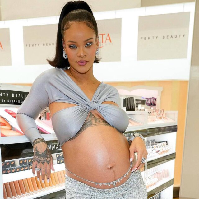 Instagram / @FentyBeauty Em entrevista à revista 'Vogue', Rihanna falou sobre moda, gravidez e carreira musical.
