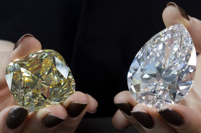 Salvatore Di Nolfi/Keystone via AP O 'The Rock' será apresentado junto ao 'The Red Cross Diamond', um diamante amarelo de 205,07 quilates.