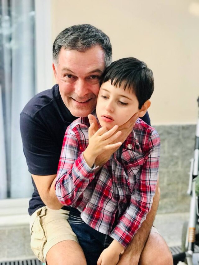 Andrea Schitz João Henrique e o filho, João Francisco, que tem disgenesia do corpo caloso, com comprometimento neuropsicomotor e hipotonia.