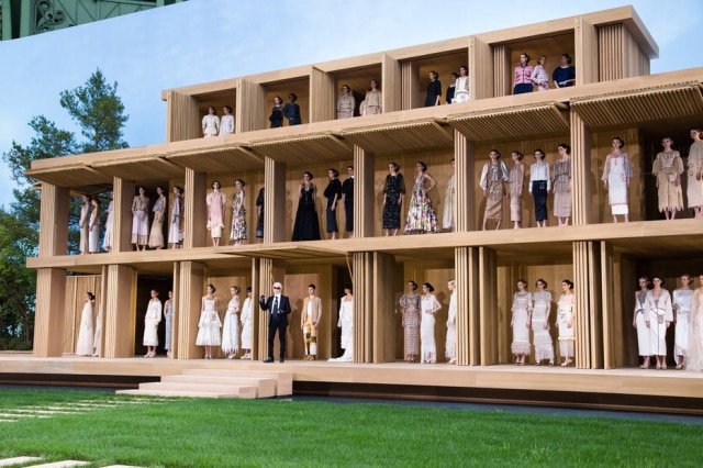NYTimes Na Chanel, uma casa escandinava minimalista liberava modelos em uma passarela em cima da grama, a melhor maneira de emoldurar uma coleção que servia como um simpósio do poder decorativo extraordinário da madeira.
