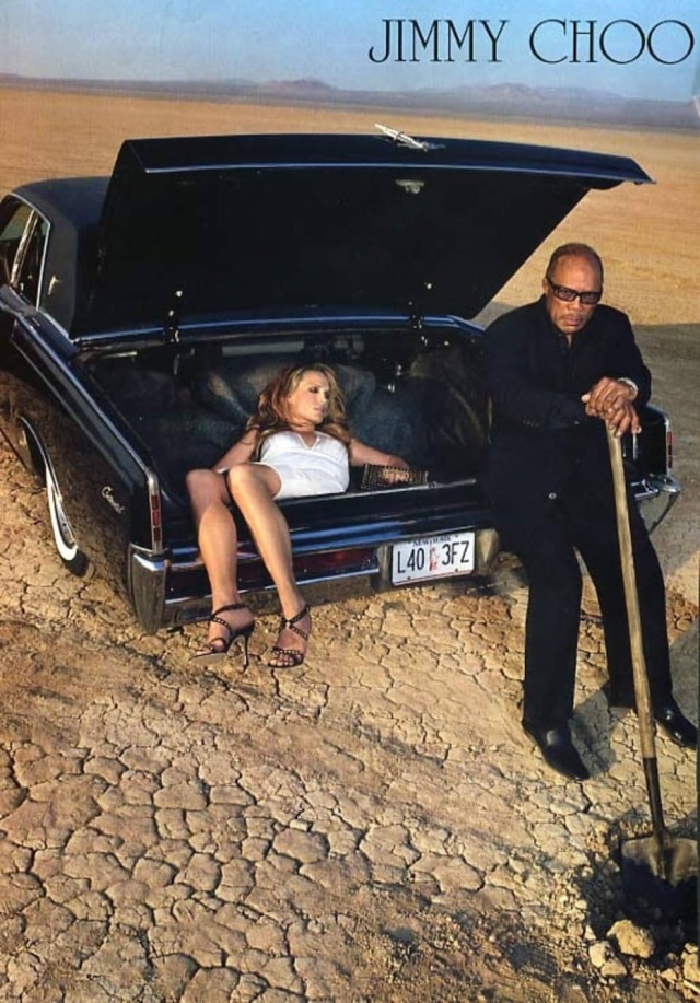 Divulgação/Jimmy Choo No anúncio da marca de sapatos Jimmy Choo, uma jovem aparece desacordada no porta-malas de um carro à beira da estrada, enquanto um homem cava um buraco com uma pá, deixando explícita a violência contra a mulher.