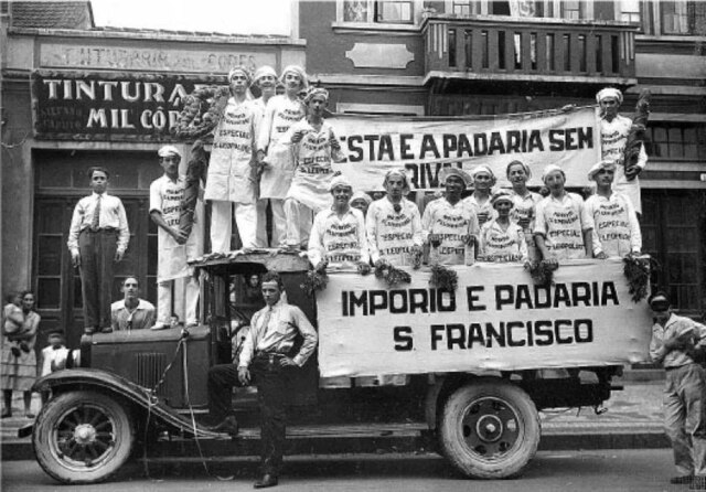 Acervo Centro de Memória Bunge. Bloco de Carnaval de Padeiros da Padaria S. Francisco. Brasil; Autoria não identificada; Anos 1920.