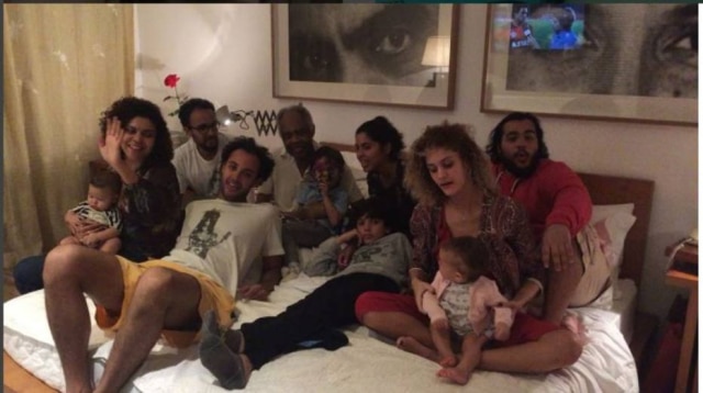 Reprodução/Instagram Gilberto Gil e família comemoram volta para casa após internação hospitalar.