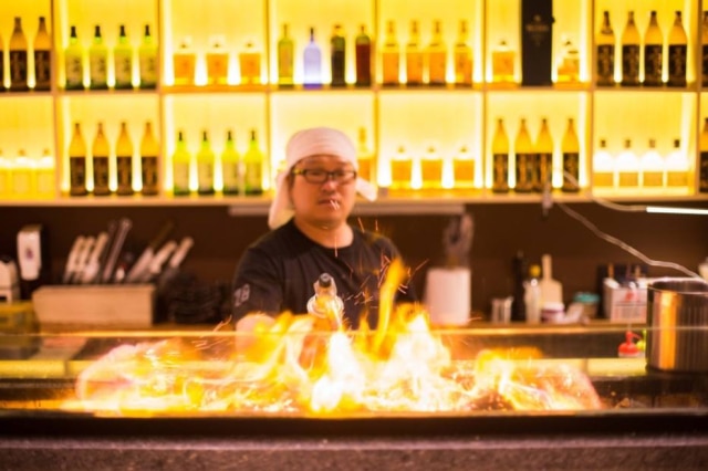 Tiago Queiroz|Estadão A grelha. Tudo gira em torno dela no izakaya do chef Ken Mizumoto