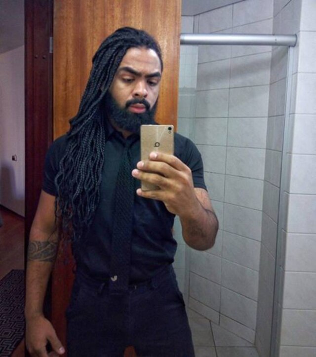 @julianotrevis/Facebook Juliano posta selfie com a roupa que vestia no momento em que foi barrado na balada.