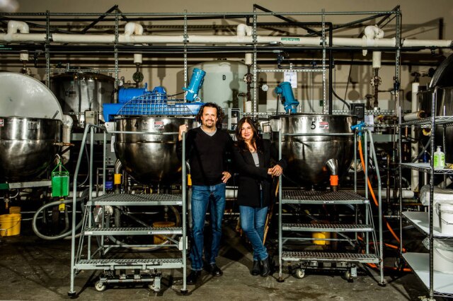 Christie Hemm Klok/The New York Times O casal fundador da EO Products, Susan Griffin e Brad Black, no interior da fábrica em San Rafael, na Califórnia