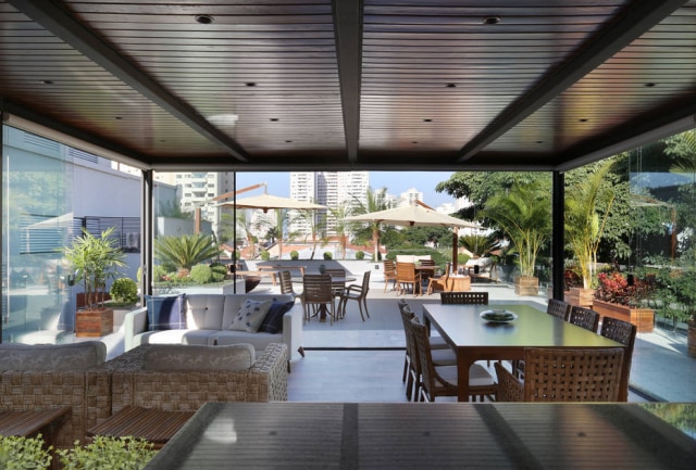 Mariana Orsi/Divulgação No lugar de telhado, laje se transforma em espaço útil, com área gourmet e jardim