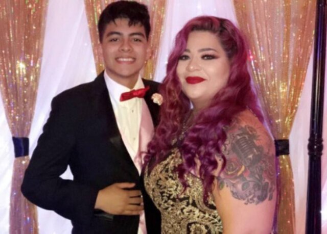Twitter/@Joeamoreno8 Joe e sua mãe, Vanessa, em sua formatura.