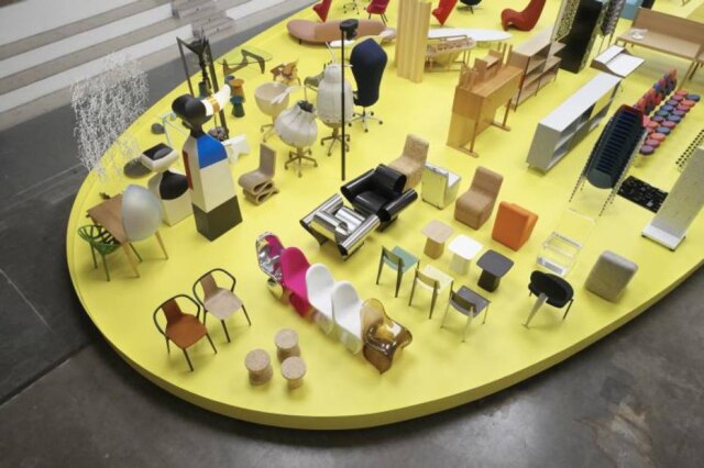 Vitra Typecasting, mostra da Vitra no ginásio La Pelota, com curadoria de Robert Stadler; acima, mesa da marca assinada por Jasper Morrison