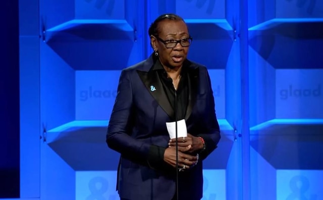 YouTube/GLAAD Gloria Carter, mãe de Jay-Z, na 29ª cerimônia dos GLAAD Media Awards