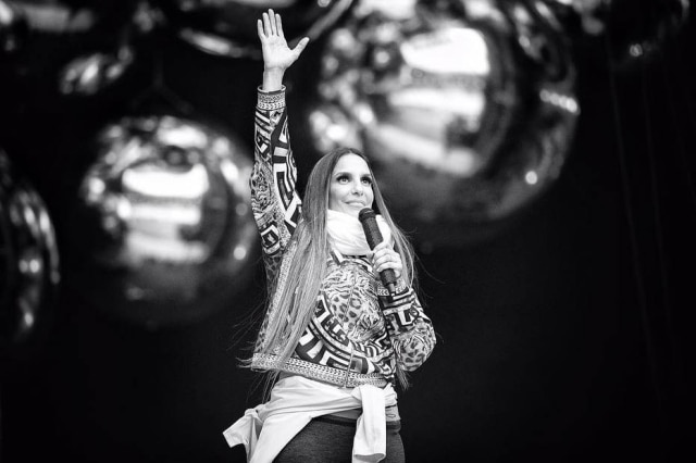 Instagram/@ivetesangalo Ivete Sangalo usou figurinos feitos pela Versace.