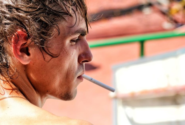 Pexels po Pixabay O cigarro tem uma substância que contrai as artérias, impedindo que o sangue chegue ao pênis para ficar ereto.