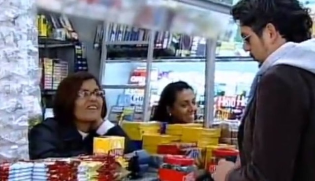 Reprodução de 'Aprendiz 4 - O Sócio' (2007) / Record TV | YouTube / @brusp Eduardo Franklin conversa com dona de banca de jornal durante gravação de 'O Aprendiz'.