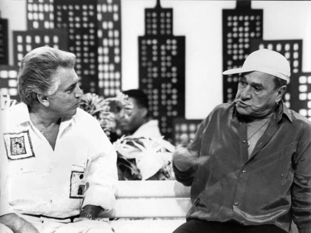 Arquivo / Estadão Ronald Golias e Carlos Alberto de Nóbrega em gravação de 'A Praça É Nossa' em 1990.
