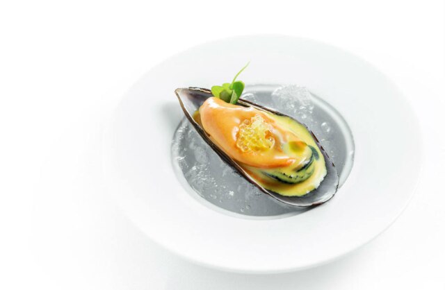 Tadeu Brunelli Receita do chef Luiz Filipe Souza, do Evvai: mexilhão com caldo de vôngole e cúrcuma servido com limão-caviar