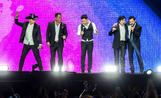 Fábio Rocha / Globo / Divulgação Chitãozinho, Leonardo, Zezé Di Camargo, Xororó e Luciano durante o show em que foi gravado o especial 'Amigos - A História Continua', que vai ao ar na Globo em 18 de dezembro de 2019.