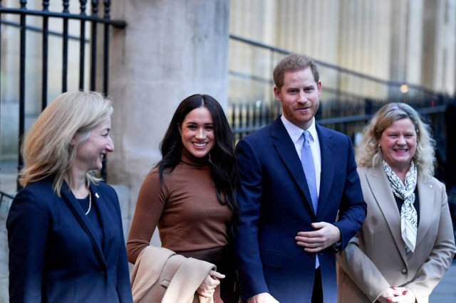 Daniel Leal-Olivas / Pool via Reuters O príncipe Harry e a mulher, Meghan Markle, durante a visita à Casa do Canadá, em Londres, no dia 7