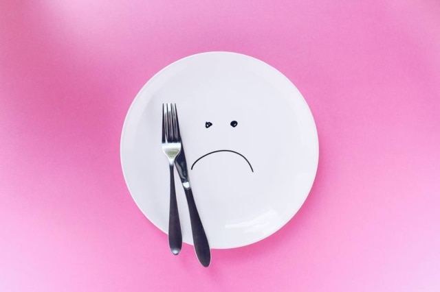 Unsplash/@thoughtcatalog Pessoas com anorexia estão sempre insatisfeitas com o próprio corpo e veem a comida como inimigo.