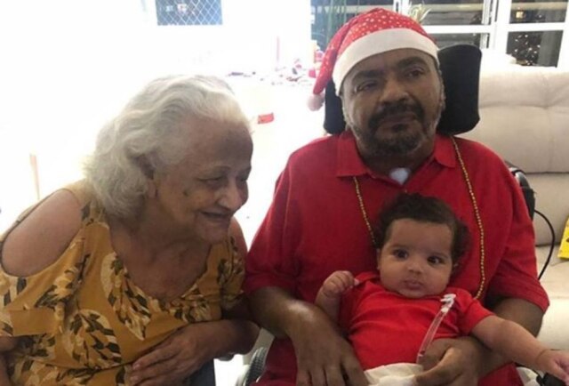 Instagram / arlindinhooficial Aracy ao lado do neto Ridan, de oito meses, e do filho Arlindo Cruz.