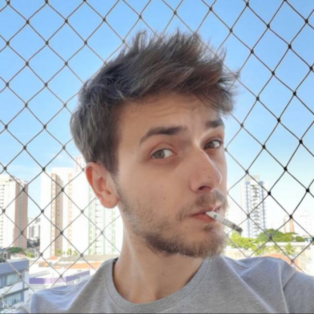 Cedida por Vinícius Buono Vinícius Buono afirma que a ociosidade da quarentena faz com que ele fume mais cigarros diariamente.