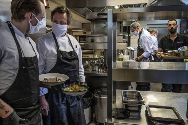 Laetitia Vancon/NYT O chef Dirk Gieselmann, do Pauly Saal, restaurante com estrela Michelin em Berlim que reabriu na semana passada
