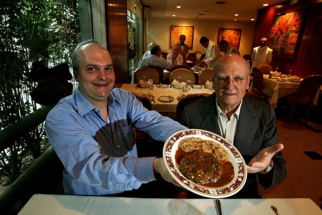 Paulo Liebert/Estadão Mario Tatini com o filho Fabricio, e o Steak a Diana do Tatini