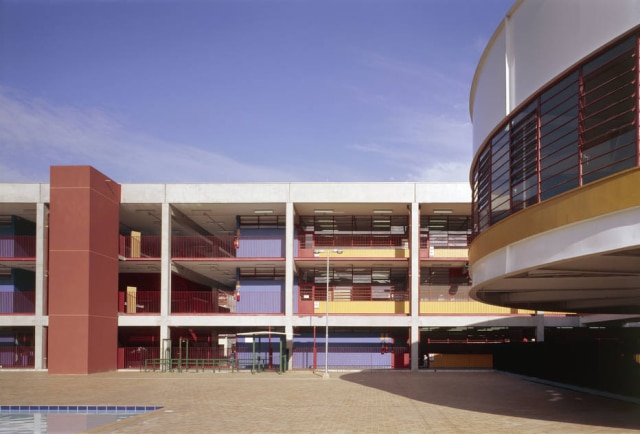 O CEU Rosa da China, em Sapopemba, foi projetado nos anos 90 por Alexandre Delijaicov, André Takiya e Wanderley Ariza, e levou a arquitetura moderna para a periferia